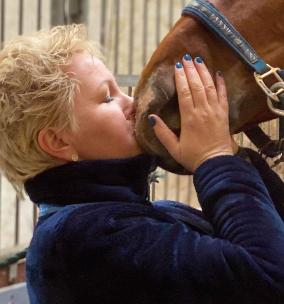 Louise kysser hesten farvcel